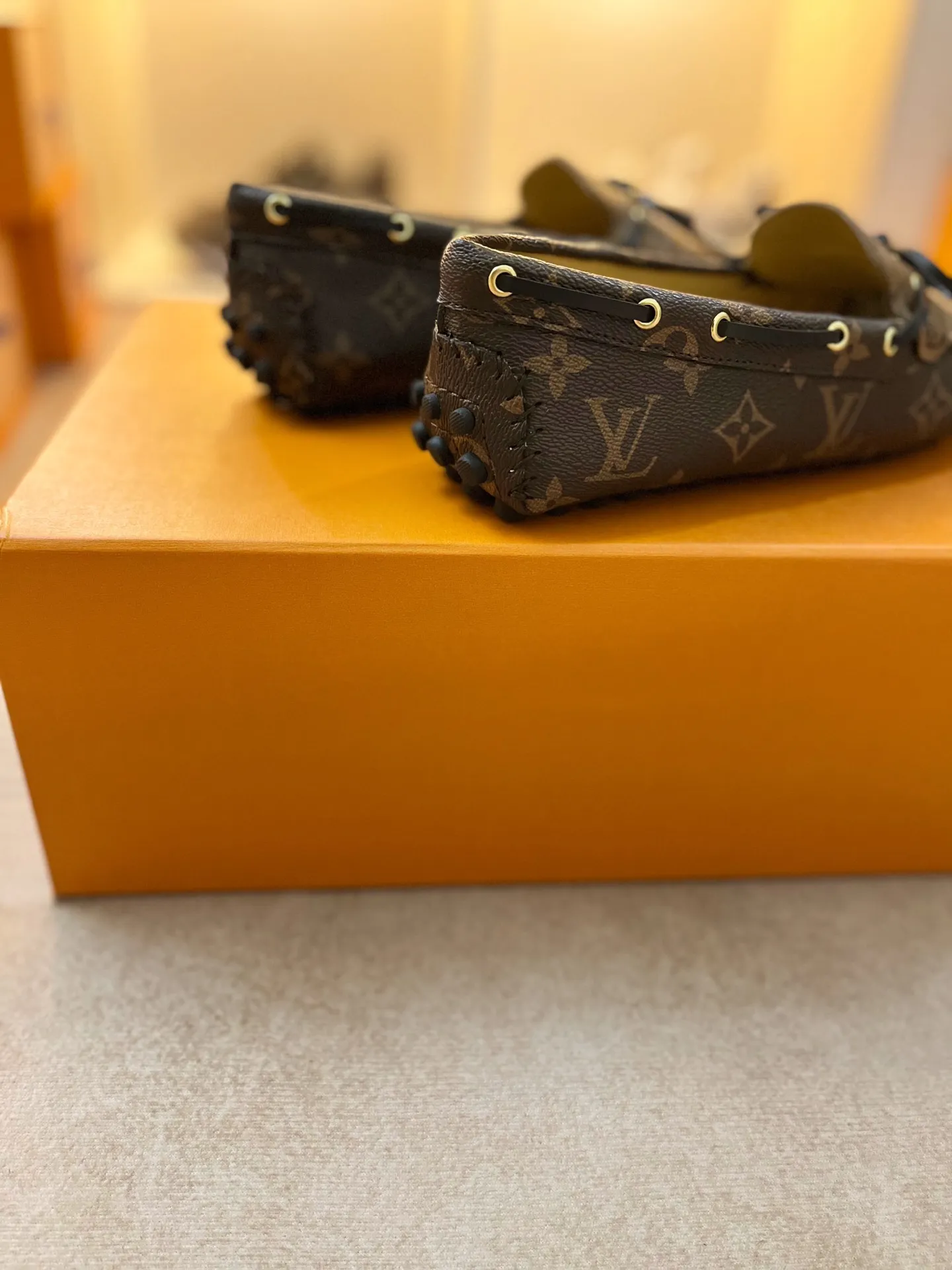 p460💰Couple model❤️🇫🇷 𝙇𝙤𝙪𝙞𝙨 𝙑𝙪𝙞𝙩𝙩𝙤𝙣 🇫🇷Louis Vuitton 2023 Classic𝓛𝓿 𝓣𝓻𝓪𝓲𝓷𝓮𝓻 Sports Series ➪➪➪¯ [Arizona Doudou Shoes Series] ▪️▪️▪️Arizona slip-on shoes are made of Monogram Eclipse canvas. Its hand-painted and dyed edges and hand-sewn uppers fully demonstrate Louis Vuitton's traditional shoemaking craftsmanship. This slip-on shoe is very lightweight. The integrated tongue and upper make it particularly comfortable and flexible. The soft outsole is equipped with rubber padding. Decorated with matching sash. Detailed features: ☑️Monogram Eclipse canvas ☑️Black Eclipse pattern ☑️Hand-painted shoe edges ☑️Hand-sewn uppers (each pair takes time to process) ☑️Integrated tongue and upper construction ☑️Outsole equipped with rubber lining ☑️size: 35_46